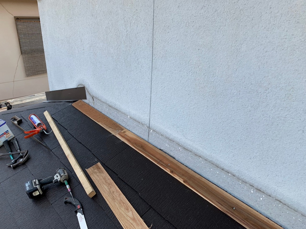 生駒市の葺き替え工事、下屋根に水切り板金を設置